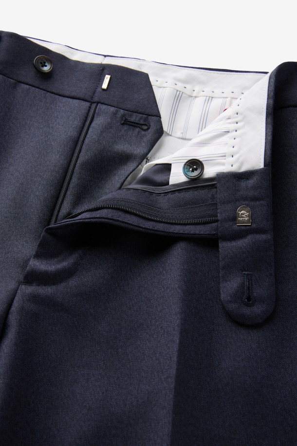 델피노 캐시실크 멜란지 솔리드 수트 팬츠 (Navy)는 남성 고객을 위한 포멀 및 일상 착용에 적합한 수트 팬츠입니다. 캐시미어와 실크 혼방 소재로 제작되어 부드러운 촉감과 고급스러운 광택감을 자랑하며, 사계절 착용이 가능합니다. 멜란지 솔리드 패턴과 레귤러핏 디자인으로 클래식하고 미니멀한 스타일을 연출합니다. 오피스룩, 비즈니스 캐주얼, 모임룩 등 다양한 TPO에 활용할 수 있으며, 얇은 두께감으로 편안한 착용감을 선사합니다.
