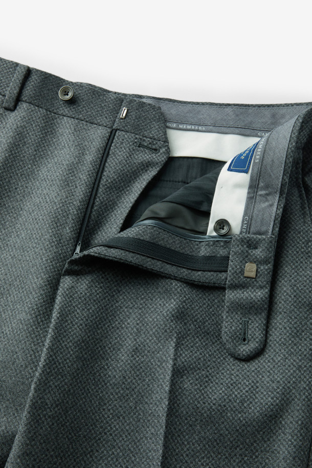 체루티 울캐시 자카드 솔리드 수트 팬츠 (Gray)는 포멀 및 비즈니스 용도로 적합한 남성용 수트 팬츠입니다. 겨울 시즌에 어울리는 두꺼운 두께감과 부드러운 촉감의 울(Wool)과 캐시미어(Cashmere) 혼방 소재로 제작되었습니다. 자카드 솔리드 패턴과 레귤러핏 디자인, 클래식하고 미니멀한 스타일을 연출합니다. 밀드 가공과 마이크로 조직감이 특징이며, 오피스룩, 출근룩, 비즈니스 캐주얼에 활용하기 좋습니다.
