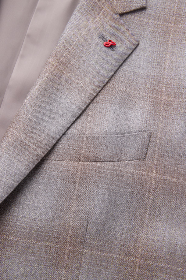 로로피아나 원단으로 제작된 캐시실크 브라운 체크 재킷입니다. 고급스러운 옴브레 체크 패턴과 광택감이 특징이며, 싱글 버튼 여밈으로 클래식한 분위기를 연출합니다. 오피스룩, 비즈니스 캐주얼, 모임룩 등 다양한 TPO에 활용 가능하며, 미니멀하고 시크한 스타일을 완성합니다. 캐시미어와 실크 혼방 소재로 부드러운 촉감과 우수한 착용감을 선사합니다. 긴 소매 기장의 레귤러 핏으로, 세련된 실루엣을 자아냅니다.
