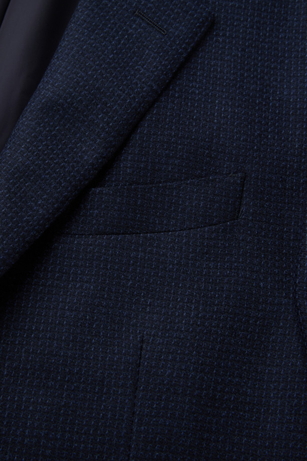 로로피아나 원단으로 제작된 남성용 울 마이크로 솔리드 재킷입니다. 네이비 컬러의 레귤러핏 블레이저로, 봄, 가을에 착용하기 좋습니다. 싱글 버튼 방식이며, 부드러운 촉감과 중간 두께감으로 편안한 착용감을 선사합니다. 클래식하고 베이직한 디자인에 투톤 짜임새가 돋보이며, 정장 및 포멀한 오피스룩, 비즈니스 캐주얼, 모임룩에 활용하기 좋습니다. 안감이 있어 더욱 쾌적하게 착용 가능합니다.
