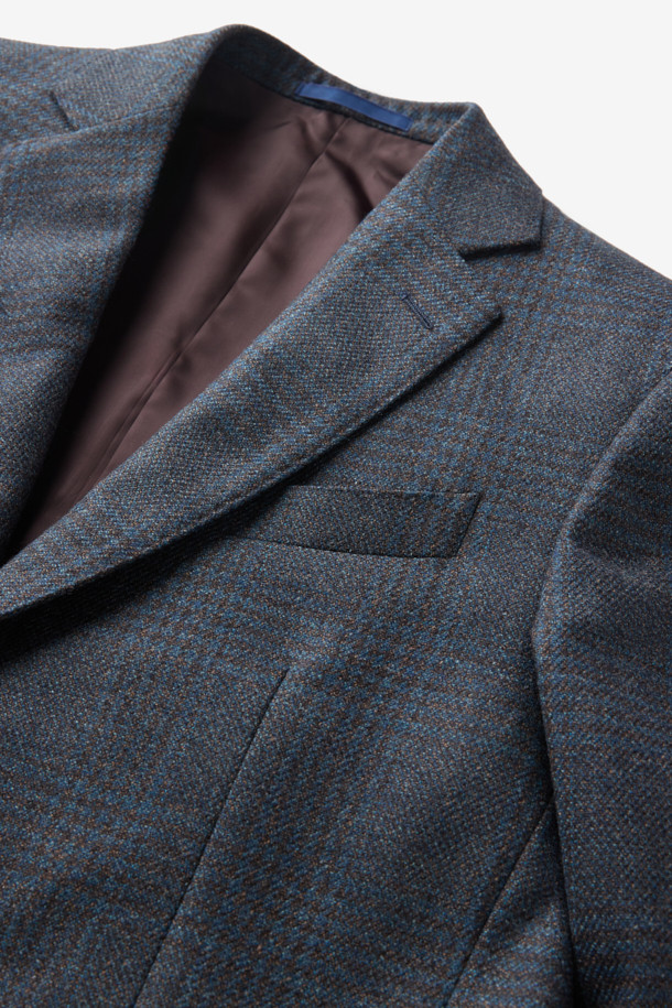 로로피아나 원단을 사용한 울 실크 브라운데코 글렌체크 재킷입니다. 봄, 가을에 어울리는 얇은 두께감으로 부드러운 촉감을 선사하며, 클래식한 스타일을 연출합니다. 남성용 레귤러핏 싱글버튼 재킷으로, 출근룩, 비즈니스 캐주얼, 모임룩 등 다양한 TPO에 활용 가능합니다. 트윌 조직감의 브라운 글렌체크 패턴이 세련된 느낌을 더하며, 미니멀한 디자인으로 어떤 스타일에도 쉽게 매치할 수 있습니다. 긴소매 기장으로 제작되었습니다.
