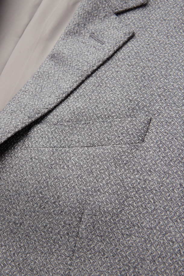 로로피아나(Loro Piana) 원단으로 제작된 울 마이크로 솔리드 재킷입니다. 부드러운 촉감과 고급스러운 외관을 자랑하며, 오피스룩, 비즈니스 캐주얼, 모임룩 등 다양한 TPO에 활용하기 좋습니다. 베이직하고 미니멀한 디자인으로, 클래식하고 시크한 스타일을 연출합니다. 멜란지 그레이 및 그레이 컬러의 솔리드 패턴으로, 레귤러 핏과 긴소매, 싱글 버튼 여밈 방식으로 제작되었습니다. 울 100% 소재로 제작되어 따뜻하고 편안한 착용감을 선사합니다.
