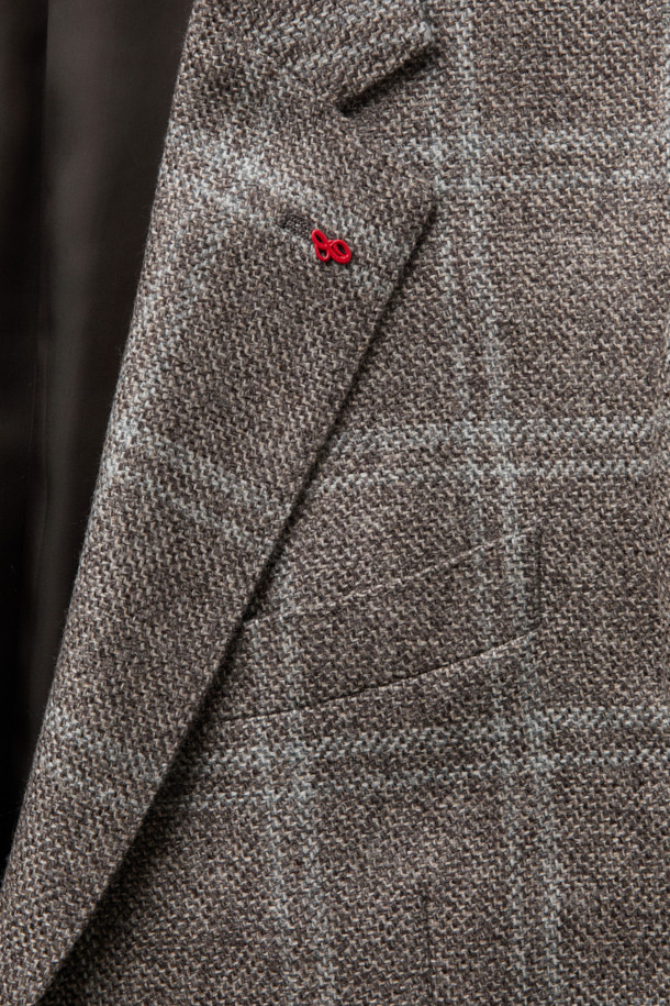 로로피아나 원단, 캐시미어 100% 소재의 남성 글렌체크 재킷입니다. 브라운, 그레이, 그린 컬러로 출시되었으며, 가을과 겨울에 착용하기 좋습니다. 포멀 및 일상 용도로 활용 가능하며, 클래식하고 엘레강스한 스타일을 연출합니다. 레귤러핏 싱글버튼 방식으로, 부드러운 촉감과 두께로 편안한 착용감을 선사합니다. 오피스룩, 비즈니스 캐주얼, 모임룩 등 다양한 TPO에 활용 가능한 미니멀하고 클래식한 디자인의 테일러드 코트입니다.
