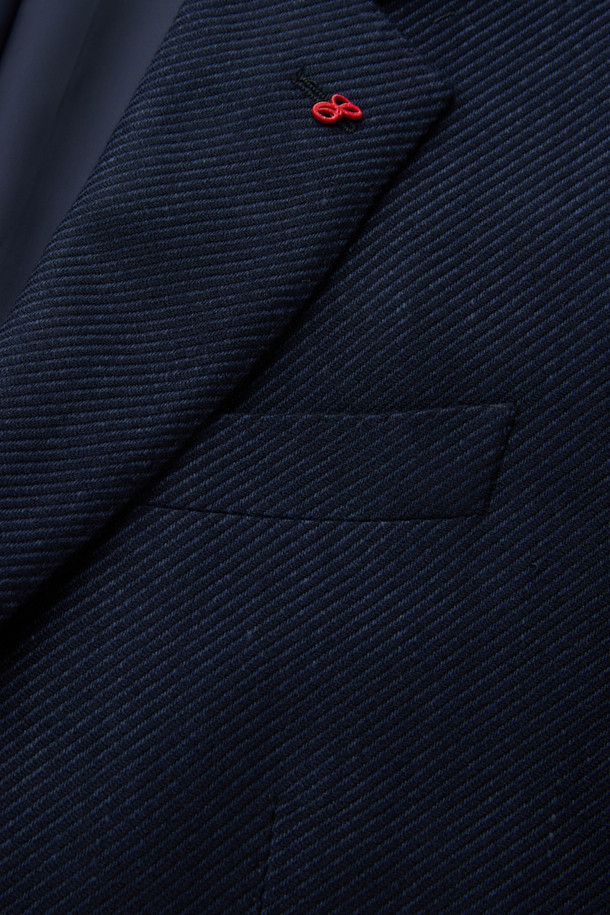 제냐 캐시실크 트윌 솔리드 자켓은 고급스러운 소재와 정교한 디자인이 돋보이는 남성용 자켓입니다. 네이비 컬러의 무지 디자인으로, 클래식하면서도 모던한 스타일을 연출합니다. 캐시미어, 실크, 린넨 혼방 소재로 제작되어 부드러운 촉감과 은은한 광택을 자랑하며, 봄, 가을 시즌에 착용하기 좋습니다. 싱글 버튼 여밈과 레귤러핏으로 제작되어 출근룩, 비즈니스 캐주얼, 모임룩 등 다양한 TPO에 활용 가능합니다. 트윌 조직 특유의 고급스러움이 돋보이며, 미니멀하고 시크한 스타일을 완성합니다.
