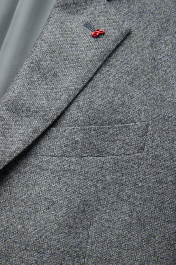 이태리 체루티(CERRUTI) 브랜드의 체루티 캐시실크 마이크로 재킷입니다. 부드러운 촉감의 캐시미어와 실크 혼방 소재로 제작되어 고급스러운 광택감을 자랑합니다. 얇은 두께감으로 봄, 가을에 착용하기 좋으며, 레귤러핏과 싱글 버튼 여밈으로 클래식한 스타일을 연출합니다. 오피스룩, 비즈니스 캐주얼, 모임룩 등 다양한 TPO에 활용할 수 있으며, 미니멀하고 세련된 분위기를 더합니다. 남성용 그레이 컬러의 무지 디자인으로, 어떤 옷에도 쉽게 매치할 수 있습니다.
