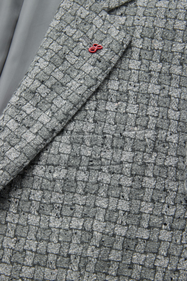 존스톤 캐시100 그리드 체크 재킷은 가을과 겨울, 오피스룩, 비즈니스 캐주얼, 모임룩에 적합한 클래식한 스타일의 자켓입니다. 고급스러운 캐시미어 소재로 제작되어 부드러운 촉감과 두꺼운 두께감을 자랑하며, 레귤러 핏과 긴 소매 기장으로 편안한 착용감을 선사합니다. 세련된 그레이 컬러에 그리드 체크 패턴이 더해져 미니멀하고 시크한 분위기를 연출합니다. 싱글 버튼 여밈 방식으로 클래식한 매력을 더한 이 재킷은 당신의 스타일을 한층 끌어올려 줄 것입니다.
