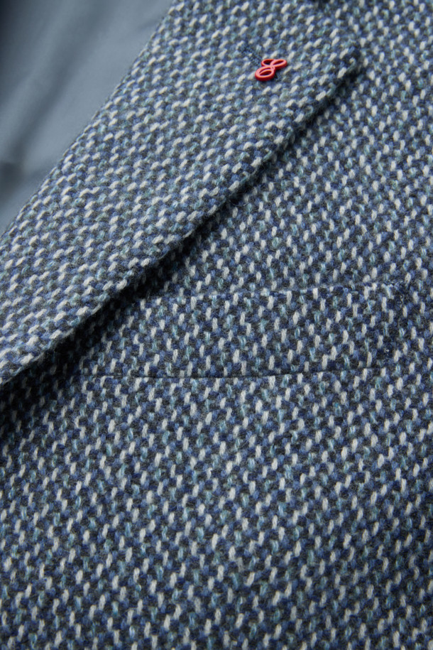 존스톤 캐시100 조직감 재킷은 가을과 겨울, 당신의 품격을 높여줄 클래식하고 미니멀한 스타일의 아우터입니다. 고급스러운 그레이 컬러의 캐시미어 100% 소재로 제작되어 부드러운 촉감과 은은한 광택감을 선사하며, 두꺼운 두께감으로 따뜻함을 더합니다. 싱글 버튼 여밈과 레귤러 핏 디자인은 오피스룩, 비즈니스 캐주얼, 모임룩 등 다양한 TPO에 활용 가능합니다. 무지 패턴에 조직감 있는 디테일이 돋보이며, 긴 소매 기장과 레귤러 기장으로 세련된 실루엣을 완성합니다.
