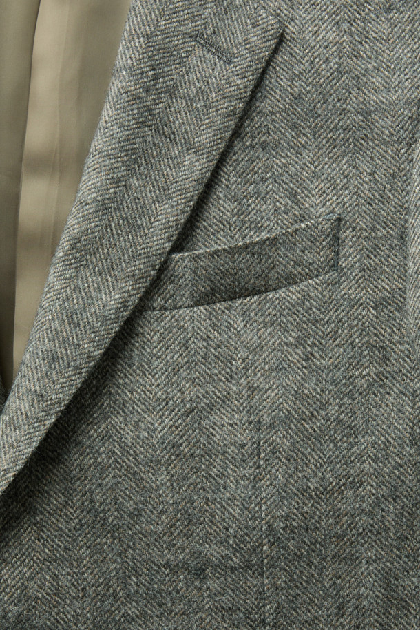 페를라 울알파카 헤링본 재킷은 남성 고객을 위한 클래식하고 베이직한 디자인의 자켓입니다. 가을과 겨울에 착용하기 좋은 두꺼운 두께감으로, 부드러운 촉감이 특징입니다. 이태리 페를라(FERLA) 원단을 사용하여 고급스러움을 더했으며, 레귤러핏 싱글버튼 방식으로 제작되었습니다. 오피스룩, 비즈니스 캐주얼, 모임룩 등 다양한 TPO에 활용 가능하며, 헤링본 패턴의 베이지 컬러가 세련된 스타일을 연출합니다.
