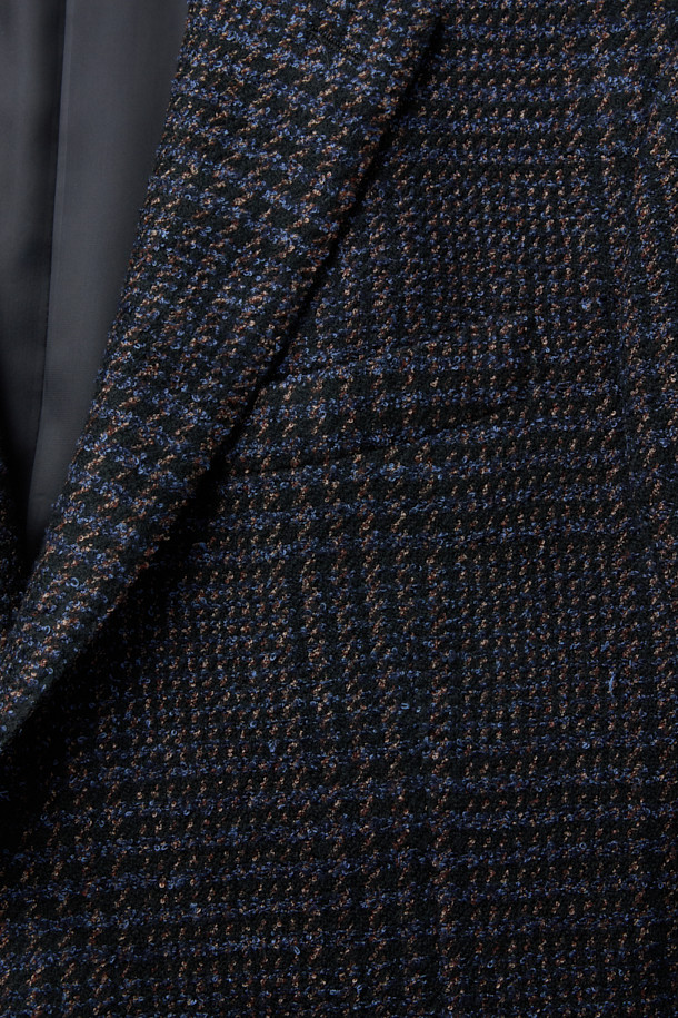 보또쥐세페 울실크 멀티컬러 빅글렌체크 재킷은 가을, 겨울 시즌에 어울리는 아우터입니다. 네이비, 브라운, 블랙의 멀티컬러 배색과 빅 글렌체크 패턴이 특징이며, 울과 실크 소재로 제작되어 고급스러운 촉감을 선사합니다. 오피스룩, 비즈니스 캐주얼, 모임룩 등 다양한 TPO에 활용 가능한 클래식 스타일의 재킷입니다. 긴 소매 기장으로 디자인되어 있으며, 미니멀하고 시크한 분위기를 연출합니다.
