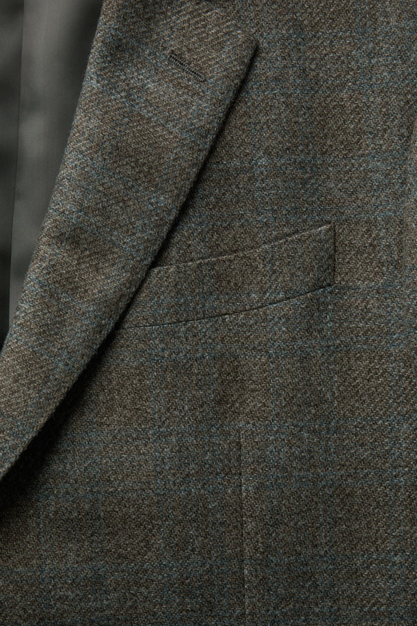 제냐 울캐시 멀티조직 체크 자켓은 브라운과 틸 블루 컬러로 제공되는 남성용 아우터입니다. 가을, 겨울 시즌에 어울리도록 두꺼운 울과 캐시미어 혼방 소재로 제작되어 부드러운 촉감을 선사합니다. 클래식한 스타일의 레귤러핏 자켓으로, 싱글 버튼 여밈 방식과 긴 소매 기장이 특징입니다. 멀티조직 체크 패턴이 돋보이며, 오피스룩, 비즈니스 캐주얼, 모임룩 등 다양한 TPO에 활용 가능합니다.
