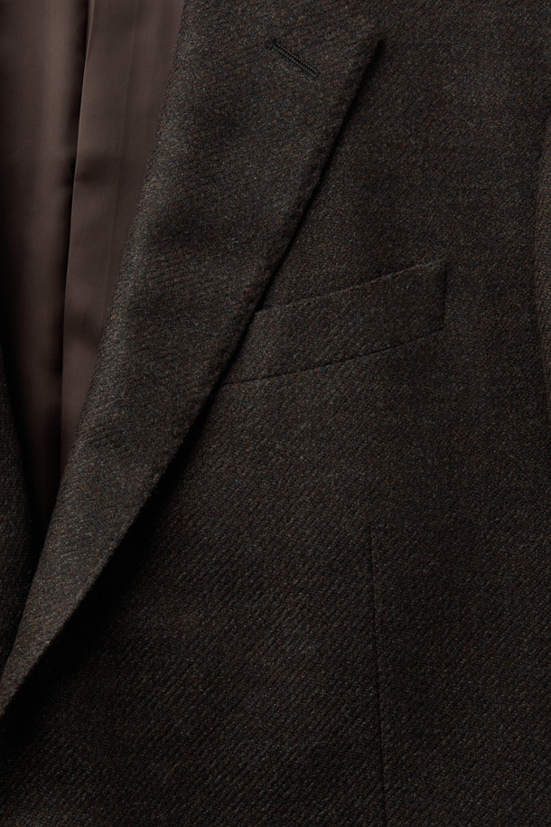 제냐 울캐시 멜란지 솔리드 재킷은 부드러운 울과 캐시미어 혼방 소재로 제작되어 고급스러운 촉감과 보온성을 제공합니다. 브라운 컬러의 멜란지 패턴과 트윌 조직은 클래식하면서도 세련된 분위기를 연출하며, 싱글 버튼 여밈과 레귤러 핏 디자인으로 편안한 착용감을 선사합니다. 오피스룩, 비즈니스 캐주얼, 모임룩 등 다양한 TPO에 활용 가능하며, 미니멀하고 클래식한 스타일을 선호하는 분들께 추천합니다. 특히 가을, 겨울 시즌에 최적화된 긴 소매 기장의 레귤러 자켓입니다.
