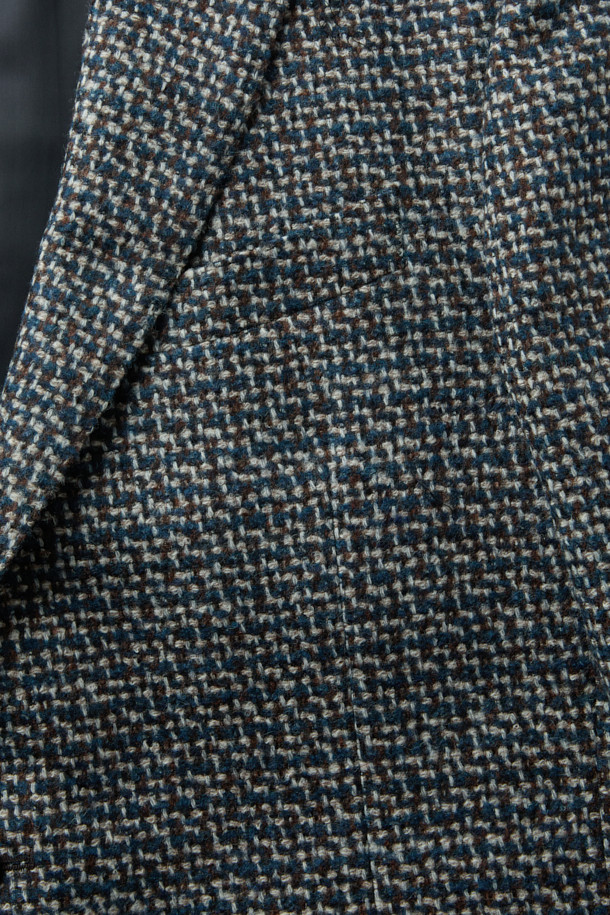 이태리 페를라(FERLA) 원단을 사용하여 고급스러움을 더한 페를라 멀티 마이크로 재킷입니다. 와인, 네이비, 그레이 세 가지 색상으로 출시되어 다양한 스타일 연출이 가능합니다. 불규칙 패턴으로 디자인되어 세련된 느낌을 주며, 출근룩, 모임룩, 비즈니스 캐주얼 등 TPO에 맞춰 활용하기 좋습니다. 울과 알파카 혼방 소재로 제작되어 부드러운 촉감과 보온성을 제공하며, 긴 소매 기장으로 클래식, 미니멀, 시크한 스타일을 완성합니다. 아이보리, 네이비, 브라운, 블랙 이너와 매치하여 다채로운 분위기를 연출해보세요.
