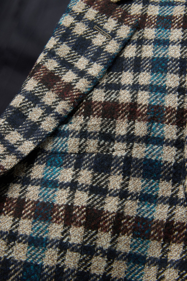 페를라 브라운데코 멀티체크 재킷은 가을, 겨울 시즌에 어울리는 세련된 스타일의 자켓입니다. 베이지, 와인, 네이비 세 가지 색상으로 출시되었으며, 볼드한 체크 패턴이 특징입니다. 울과 알파카 혼방 소재로 제작되어 따뜻하고 고급스러운 촉감을 선사하며, 레귤러핏과 싱글 버튼 여밈으로 깔끔한 실루엣을 연출합니다. 출근룩, 모임룩, 비즈니스 캐주얼 등 다양한 TPO에 활용 가능하며, 클래식, 미니멀, 시크 스타일을 선호하는 분들께 추천합니다. 긴 소매 기장의 레귤러 기장 자켓입니다.
