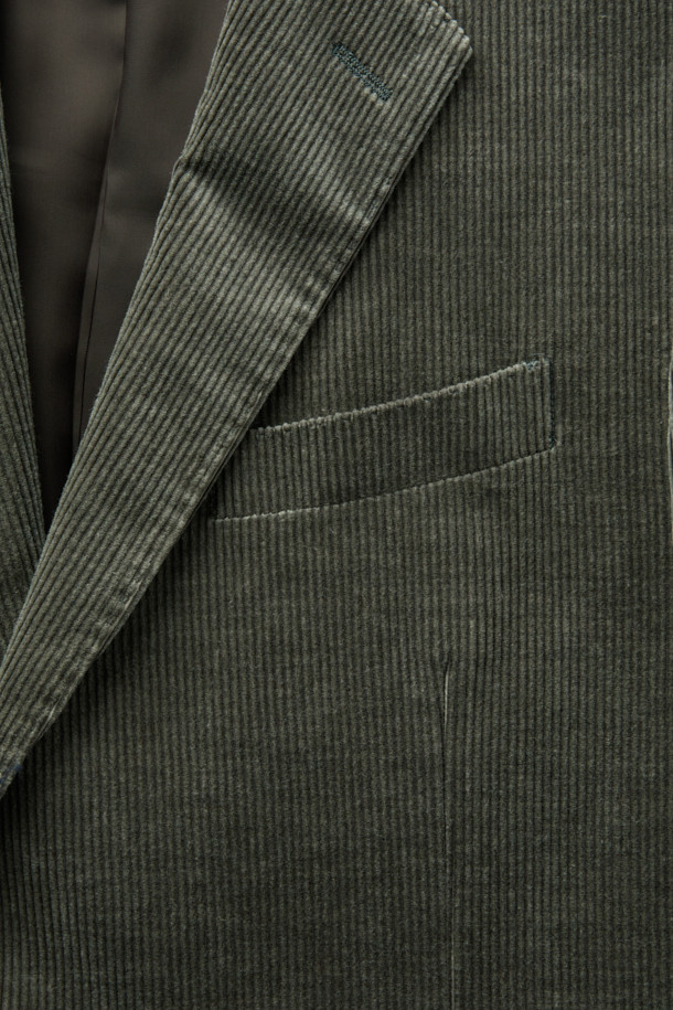 제냐 캐시코튼 코듀로이 재킷은 남성용 아우터로, 가을과 겨울에 착용하기 좋습니다. 부드러운 캐시미어, 면, 코듀로이 혼방 소재로 제작되어 따뜻하고 편안한 착용감을 선사합니다. 카키 컬러의 무지 디자인에 레귤러 핏, 싱글 버튼 여밈 방식으로 클래식하고 캐주얼한 스타일을 연출합니다. 비즈니스 캐주얼, 출근룩, 모임룩 등 다양한 TPO에 활용 가능하며, 미니멀한 스타일을 선호하는 분들께 추천합니다. 긴 소매 기장의 두꺼운 재킷입니다.
