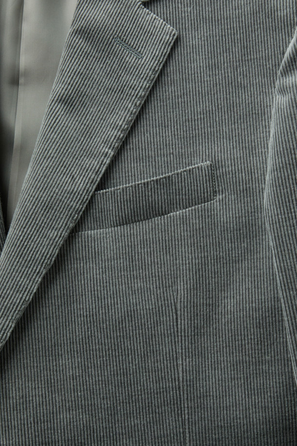 제냐 캐시코튼 코듀로이 재킷은 남성 고객을 위해 제작된, 고급스러운 분위기의 테일러드 재킷입니다. 부드러운 촉감의 코듀로이, 면, 캐시미어 혼방 원단으로 제작되어 봄, 가을에 착용하기 좋으며, 두꺼운 두께감으로 보온성을 더했습니다. 레귤러핏에 싱글 버튼 여밈 방식, 레귤러 기장으로 클래식하면서도 캐주얼한 스타일을 연출합니다. 출근룩, 비즈니스 캐주얼, 모임룩 등 다양한 TPO에 활용할 수 있으며, 그레이 컬러로 미니멀한 스타일을 완성할 수 있습니다.
