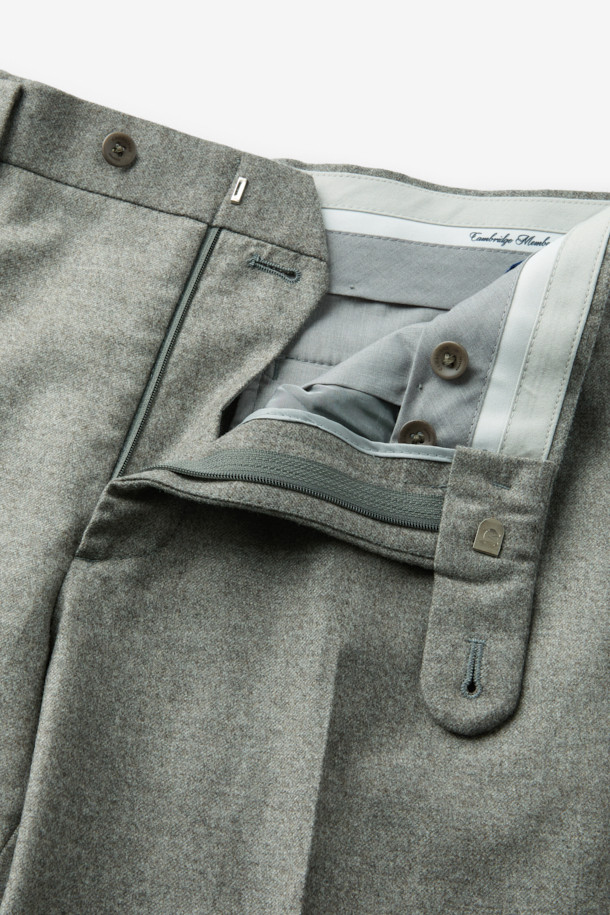 로로피아나 원단 울캐시 멜란지 슬랙스는 고급스러운 스타일을 원하는 남성 고객을 위한 슬림핏 슬랙스입니다. 부드러운 울과 캐시미어 혼방 소재로 제작되어 편안한 착용감과 은은한 광택을 자랑합니다. 베이직하면서도 세련된 디자인으로, 오피스룩, 비즈니스 캐주얼, 모임룩 등 다양한 TPO에 활용하기 좋습니다. 클래식, 미니멀, 시크 스타일을 즐겨 입는 분들께 추천하며, 멜란지 패턴이 은은한 멋을 더합니다. 긴 기장으로 제작되어 다리가 길어 보이는 효과를 선사합니다.
