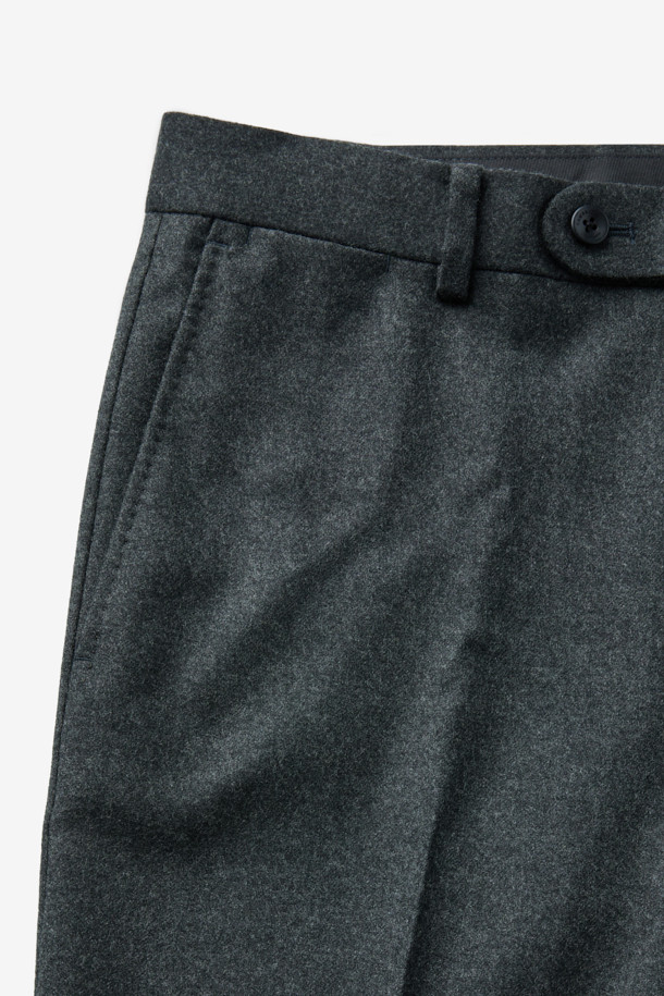 로로피아나(Loro Piana) 원단으로 제작된 남성용 울캐시 멜란지 슬랙스입니다. 가을, 겨울 시즌에 적합하며, 부드러운 촉감과 은은한 광택감이 특징입니다. 다크 그레이 컬러의 레귤러핏으로 클래식, 미니멀, 시크 스타일을 연출하기 좋습니다. 오피스룩, 비즈니스 캐주얼, 모임룩 등 TPO에 다양하게 활용 가능합니다. 두께감 있는 원단으로 제작되어 보온성을 높였습니다. 
