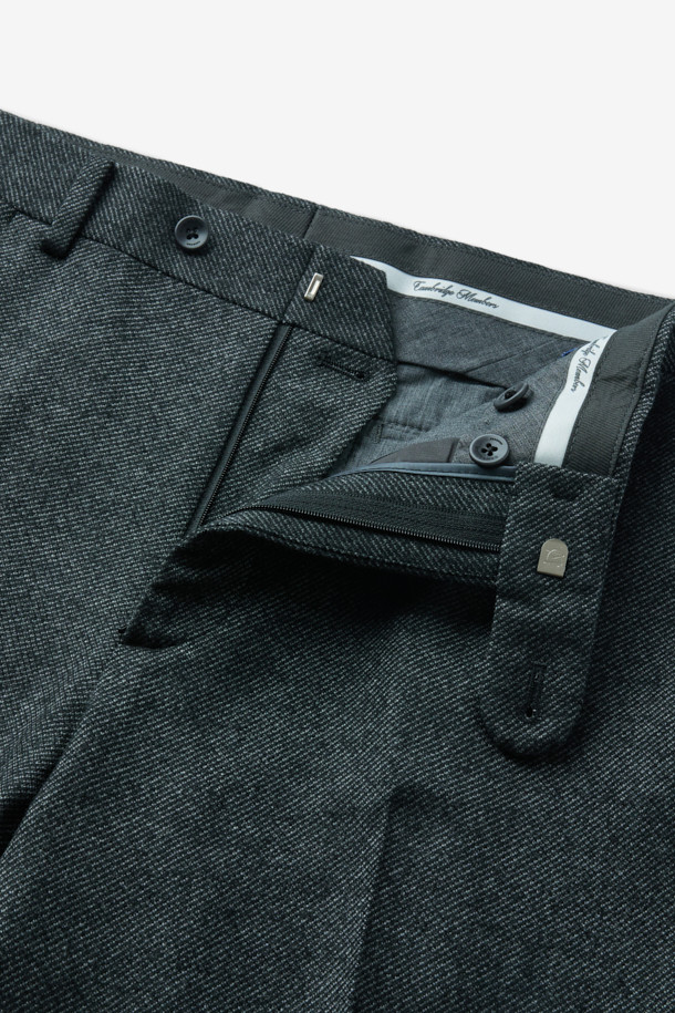 로로피아나(Loro Piana) 원단의 울 캐시미어 스트레치 트윌 슬랙스입니다. 고급스러운 울과 캐시미어 혼방 소재로 제작되어 부드러운 촉감과 편안한 착용감을 선사합니다. 사계절 내내 활용 가능한 긴 기장의 슬림핏 디자인으로, 클래식하고 미니멀한 스타일을 연출합니다. 블랙 컬러의 트윌 패턴은 오피스룩, 비즈니스 캐주얼, 모임룩 등 다양한 TPO에 세련되게 매치할 수 있습니다. 스트레치 기능이 더해져 활동성을 높였습니다.
