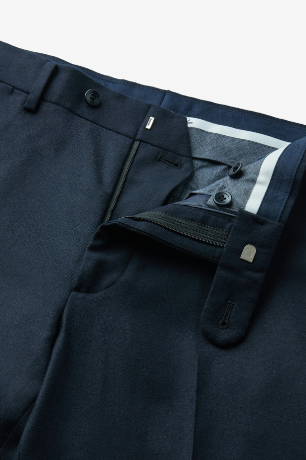 로로피아나 원단 울캐시스트레치 솔리드 슬랙스는 남성 고객을 위한 고급스러운 슬랙스입니다. 네이비 컬러의 무지 디자인으로, 클래식하고 베이직한 스타일을 연출합니다. 로로피아나(Loro Piana) 원단과 캐시미어, 울 소재를 사용하여 부드러운 촉감과 은은한 광택감을 선사하며, 슬림핏으로 제작되어 세련된 실루엣을 강조합니다. 사계절 착용 가능하며 오피스룩, 비즈니스 캐주얼, 모임룩 등 다양한 TPO에 활용할 수 있습니다. 스트레치 소재로 활동성을 높여 편안함까지 갖춘, 미니멀하고 시크한 스타일의 슬랙스입니다.
