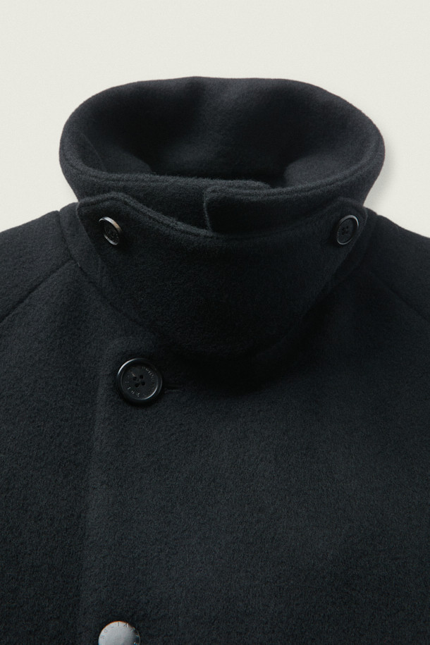 MOVERE X ROLIAT 발마칸 코트는 세미 루즈핏으로 제작되어 편안하면서도 세련된 실루엣을 연출합니다. 울과 캐시미어 혼방 소재로 제작되어 부드러운 촉감과 뛰어난 보온성을 제공하며, 가을과 겨울에 착용하기 좋습니다. 블랙 컬러의 무지 디자인은 클래식하면서도 미니멀한 스타일을 완성하며, 출근룩, 오피스룩, 모임룩 등 다양한 TPO에 활용 가능합니다. 래글런 소매, 히든 포켓, A라인 실루엣, 단단한 카라 디테일이 돋보이며, 스냅 버튼 여밈 방식으로 간편하게 착용할 수 있습니다. 롱 기장의 발마칸 코트로 시크한 스타일을 연출해보세요.
