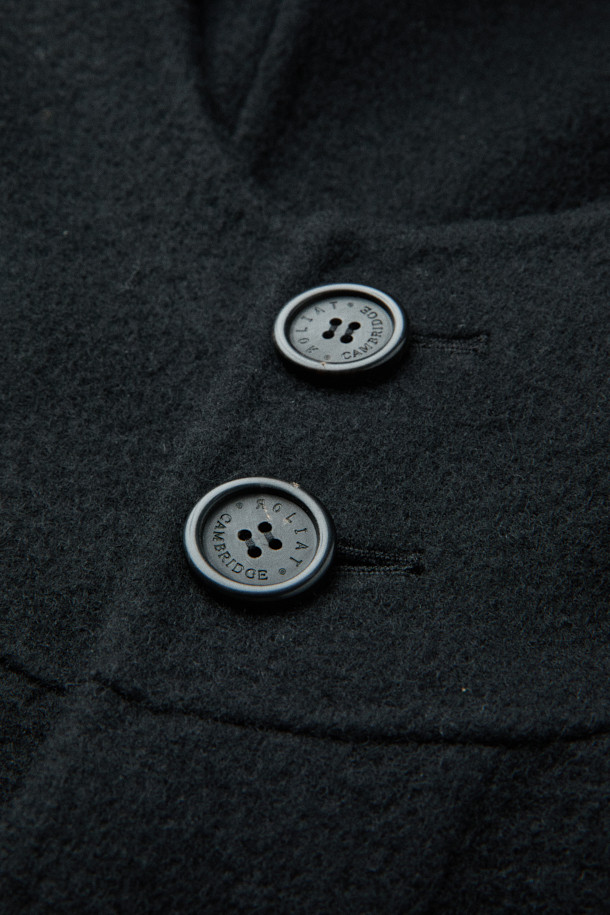 [MOVERE X ROLIAT] 핸드메이드 후드 코트는 캐시미어와 울 소재를 사용하여 부드러운 촉감과 두꺼운 두께감을 자랑하는 블랙 색상의 루즈핏 후드 코트입니다. 가을, 겨울 시즌에 어울리는 이 코트는 일상복뿐만 아니라 출근룩으로도 활용 가능하며, 미니멀하고 클래식한 스타일을 연출합니다. 핸드메이드 봉제와 등 중심 맞주름 디테일이 돋보이며, 가슴둘레 138cm로 넉넉한 핏을 제공하여 레이어드 스타일링에도 용이합니다. 더블페이스 코트 타입으로 제작되었으며, 긴 소매와 버튼 여밈 방식을 갖추었습니다.
