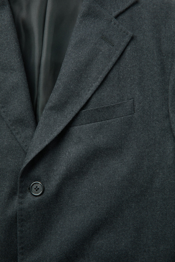 [MOVERE X ROLIAT] 테일러드 셋업 재킷은 남성을 위한 가을/겨울용 아우터입니다. 다크 그린 컬러의 무지 디자인으로, 클래식하고 미니멀한 스타일을 연출합니다. 울 소재의 두꺼운 두께감과 부드러운 촉감, 레귤러핏과 레귤러 기장으로 편안한 착용감을 선사합니다. 싱글 버튼 여밈 방식과 등판 다트 디테일, 스트레치 원단 및 밀드 가공으로 고급스러움을 더했으며, 오피스룩, 비즈니스 캐주얼, 모임룩 등 다양한 TPO에 활용 가능합니다.
