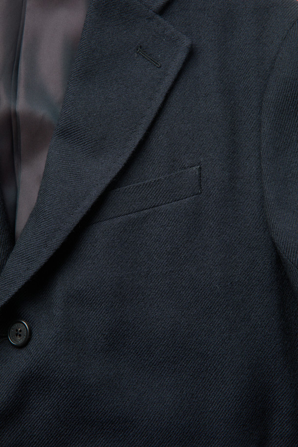 MOVERE X ROLIAT 테일러드 재킷은 가을과 겨울에 어울리는 블랙 컬러의 울 소재 싱글 버튼 재킷입니다. 레귤러 핏으로 제작되었으며, 미니멀하고 클래식한 스타일을 연출합니다. 다트 디테일과 밀드 가공, 트윌 조직으로 마감하여 고급스러운 촉감과 두꺼운 두께감을 느낄 수 있습니다. 오피스룩, 비즈니스 캐주얼, 모임룩 등 다양한 TPO에 활용하기 좋습니다. 시크하고 세련된 스타일을 완성해 보세요.
