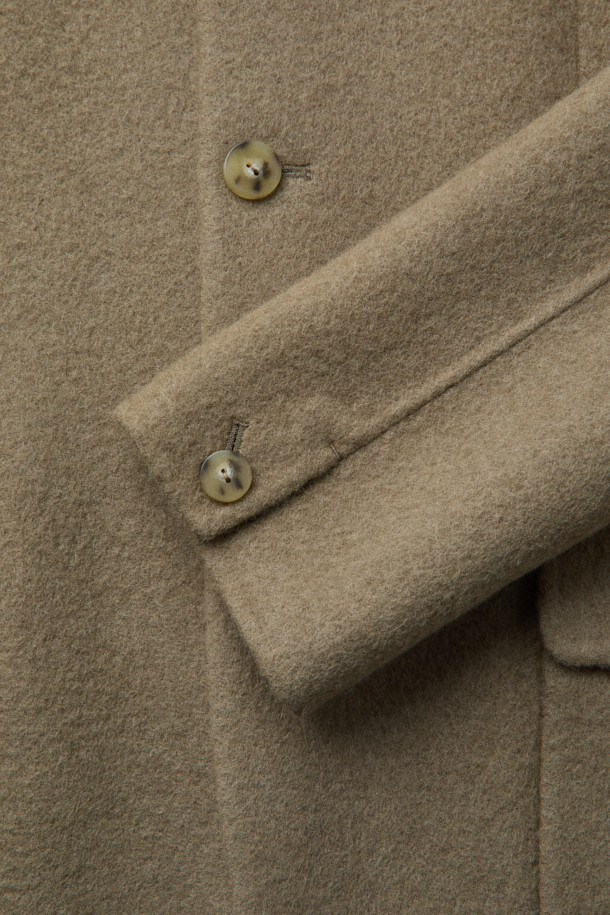 [MOVERE] 핸드메이드 스탠카라 재킷은 가을과 겨울, 쌀쌀한 날씨에도 따뜻하고 스타일리시하게 연출할 수 있는 아우터입니다. 울 80%, 카멜 20% 혼방 소재로 제작되어 부드러운 촉감과 뛰어난 보온성을 제공합니다. 레귤러핏에 무지 패턴, 두꺼운 두께감으로 제작되었으며 핸드메이드 봉제, 아웃포켓 디테일, 테일러드 디자인이 돋보입니다. 출근룩, 모임룩, 비즈니스 캐주얼 등 다양한 TPO에 활용 가능하며, 클래식, 미니멀, 캐주얼 스타일을 즐기는 분들께 추천합니다. 스탠카라 디자인과 버튼 여밈 방식으로 세련된 분위기를 더했습니다.
