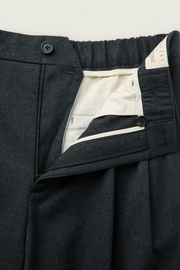 [MOVERE X ROLIAT] 투턱 테일러드 셋업 팬츠는 가을, 겨울 시즌에 어울리는 남성용 테일러드 팬츠입니다. 부드러운 울 소재와 세미루즈핏으로 편안한 착용감을 선사하며, 뒷허리 밴딩 처리로 활동성을 더했습니다. 모던하고 클래식한 스타일을 기반으로, 투턱 디자인과 프론트 플리츠 디테일이 돋보입니다. 스트레치 원단과 밀드 가공으로 제작되어 고급스러운 핏을 연출하며, 오피스룩, 비즈니스 캐주얼, 모임룩 등 다양한 TPO에 활용 가능합니다.
