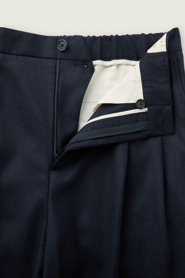 [MOVERE X ROLIAT] 투턱 테일러드 팬츠는 가을과 겨울에 어울리는, 모던하고 클래식한 스타일의 테일러드 팬츠입니다. 네이비 컬러의 긴 기장 바지로, 울 소재를 사용하여 부드러운 촉감을 선사합니다. 투턱 디자인과 프론트 플리츠 디테일이 특징이며, 밀드 가공과 테일러링 공정을 거쳐 완성되었습니다. 뒷허리 밴딩으로 편안한 착용감을 제공하며, 오피스룩, 비즈니스 캐주얼, 출근룩 등 다양한 TPO에 활용 가능합니다. 세미루즈핏의 핏으로 클래식하고 미니멀한 스타일을 연출해보세요.
