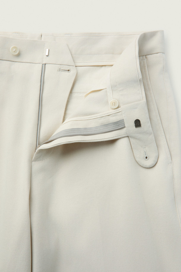 [MOVERE] DUCA(두카) 코튼 치노는 가을, 겨울 시즌에 어울리는 남성용 치노팬츠입니다. 화이트, 아이보리 두 가지 색상으로 출시되었으며, 데일리룩과 포멀한 자리 모두 활용 가능합니다. 면, 울, 엘라스틴 혼방 소재로 제작되어 부드러운 촉감을 선사하며, 레귤러핏과 테이퍼드 핏으로 클래식하고 미니멀한 스타일을 연출합니다. 좌우 사선 포켓, 뒷주머니, 허리 뒷부분 트임 등 디테일 요소가 돋보이며, 오피스룩 또는 비즈니스 캐주얼에도 적합합니다.
