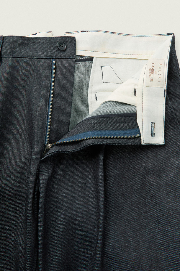 [MOVERE X ROLIAT] 재팬 메이드 원턱 데님은 일본 오카야마에서 제작된 프리미엄 데님 팬츠입니다. 네이비 컬러의 무지 디자인으로, 클래식하고 미니멀한 스타일을 연출하기 좋습니다. 원턱 디자인과 플리츠 디테일이 특징이며, 세미루즈핏으로 편안한 착용감을 선사합니다. 신치백 디테일로 허리 사이즈 조절이 용이하며, 가을/겨울철 출근룩, 비즈니스 캐주얼, 모임룩 등 다양한 TPO에 활용할 수 있습니다.
