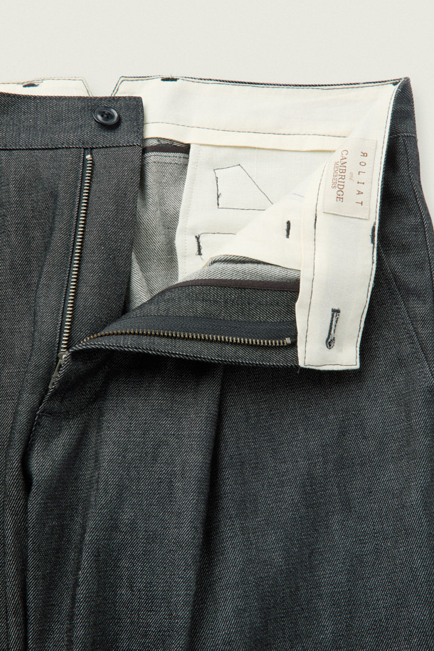 MOVERE X ROLIAT(모베르 X 롤리엇) 재팬 메이드 원턱 데님 팬츠입니다. 일본 오카야마에서 제작된 이 데님 팬츠는 가을, 겨울 시즌에 어울리는 클래식하고 미니멀한 스타일을 제안합니다. 네이비 컬러의 무지 디자인에, 뻣뻣한 촉감의 데님 소재, 루즈핏 실루엣으로 편안함을 더했습니다. 원턱 디자인과 신치백, 플리츠 디테일이 특징이며, 출근룩, 비즈니스 캐주얼, 모임룩 등 다양한 TPO에 활용 가능합니다. 스트레이트 핏과 세미루즈핏으로, 시크한 매력을 연출할 수 있습니다.
