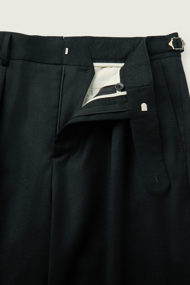 [MOVERE] REDA 울 슬랙스는 가을, 겨울 시즌에 어울리는 남성용 슬랙스입니다. 고급스러운 울과 엘라스틴 혼방 소재로 제작되어 부드러운 촉감과 자연스러운 신축성을 자랑하며, 와이드 및 플레어 핏으로 클래식하고 모던한 스타일을 연출합니다. 허리에는 4cm 밴딩과 리버스 투플리츠 디테일을 더해 편안함과 세련된 디자인을 동시에 잡았습니다. 블랙 컬러에 은은한 광택감이 더해져 오피스룩, 비즈니스 캐주얼, 모임룩 등 다양한 TPO에 활용 가능하며 미니멀하고 시크한 스타일을 완성합니다.
