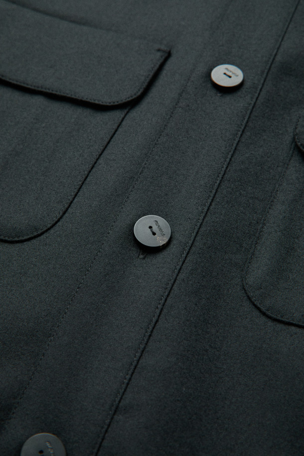 [MOVERE] REDA 울 셔켓은 부드러운 촉감의 REDA 울 99%와 엘라스틴 1% 혼방 소재로 제작된 셔츠 재킷입니다. 블랙, 브라운 두 가지 색상으로 출시되었으며, 간절기, 가을, 겨울 초에 착용하기 좋습니다. 미니멀하고 베이직한 디자인으로 출근룩, 비즈니스 캐주얼, 모임룩 등 다양한 TPO에 활용 가능합니다. 루즈핏 레귤러 기장으로 편안한 착용감을 선사하며, 가슴 플랫 포켓, 사이드 포켓, 등판 플리츠 디테일이 특징입니다. 셔츠 칼라, 긴 소매, 버튼 여밈 방식으로 클래식하고 미니멀한 스타일을 연출합니다.
