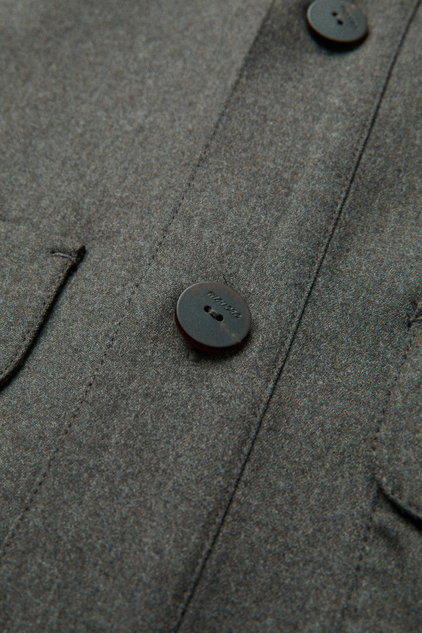 [MOVERE] REDA 울 셔켓은 클래식, 미니멀, 시크 스타일을 추구하는 분들을 위한 셔켓입니다. 블랙, 브라운 두 가지 색상으로 출시되었으며, 간절기, 가을, 겨울 초에 착용하기 좋습니다. REDA 울 99%와 엘라스틴 1% 혼방 소재로 제작되어 부드러운 촉감과 두꺼운 두께감을 자랑하며, 밀드 가공으로 완성도를 높였습니다. 셔츠 칼라, 루즈핏, 긴소매 디자인으로, 가슴 플랫 포켓, 사이드 포켓, 등판 플리츠 디테일이 특징이며, 출근룩, 비즈니스 캐주얼, 모임룩 등 다양한 TPO에 활용 가능합니다.
