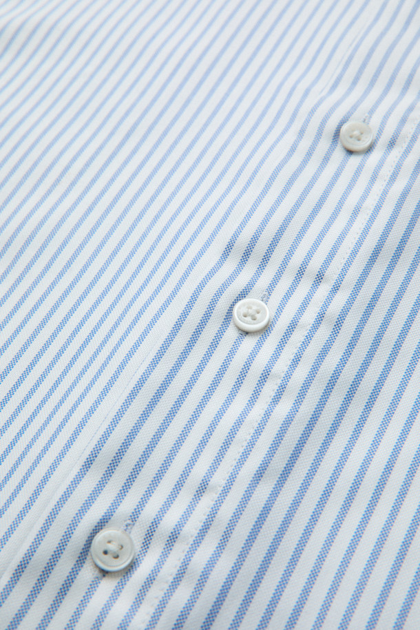 [MOVERE X ROLIAT] 라운드 카라 옥스포드 셔츠는 가을, 겨울 시즌을 위한 클래식하고 세련된 스타일의 상의입니다. 스카이블루와 스트라이프 두 가지 색상으로 제공되며, 데일리룩, 출근룩, 비즈니스 캐주얼, 모임룩 등 다양한 TPO에 활용할 수 있습니다. 면 소재로 제작되어 탄탄한 촉감을 제공하며, 긴 소매와 세미 루즈핏으로 편안한 착용감을 선사합니다. 라운드 카라와 금속 버튼 디테일, 클럽 카라 디자인이 특징이며, 가슴둘레는 114cm입니다. 미니멀하고 시크한 스타일을 연출하기에 적합합니다.
