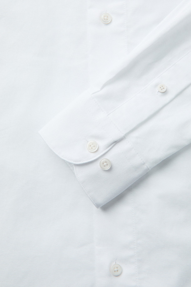 MOVERE X ROLIAT(무브레 X 롤리앗) 라운드 카라 옥스포드 셔츠는 부드러운 면 소재로 제작되어 가을, 겨울철에 착용하기 좋습니다. 세미 루즈 핏으로 편안한 착용감을 선사하며, 라운드 카라 디자인이 특징입니다. 솔리드 옥스포드 원단에 금속 포인트 단추, 클럽 카라 디테일로 클래식한 무드를 더했습니다. 출근룩, 비즈니스 캐주얼, 모임룩 등 다양한 TPO에 활용할 수 있으며, 미니멀하고 캐주얼한 스타일 연출에도 적합합니다. 긴소매, 화이트 컬러로 어디에나 매치하기 용이한 데일리 아이템입니다.
