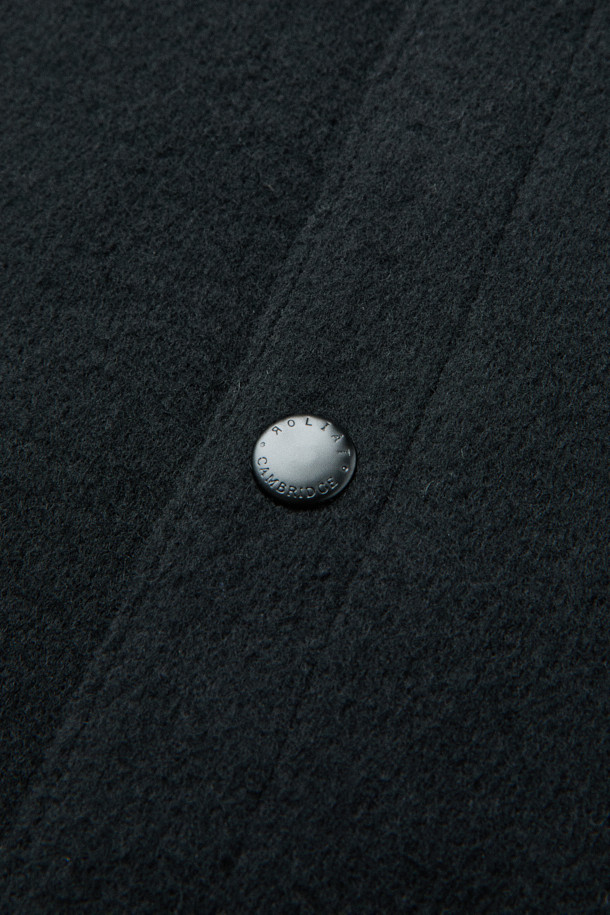 [MOVERE X ROLIAT] 핸드메이드 사파리 재킷은 클래식과 미니멀 스타일을 추구하는 고객을 위해 제작되었습니다. 가을과 겨울, 출근룩에 적합하며, 부드러운 캐시미어 소재로 제작되어 편안한 착용감을 선사합니다. 루즈핏 디자인과 무지 패턴, 하프 기장으로 세련된 핏을 연출하며, 스냅 버튼으로 간편하게 여밀 수 있습니다. 135cm의 가슴둘레를 갖춘 핸드메이드 사파리 재킷으로, 소매 기장은 긴소매입니다.
