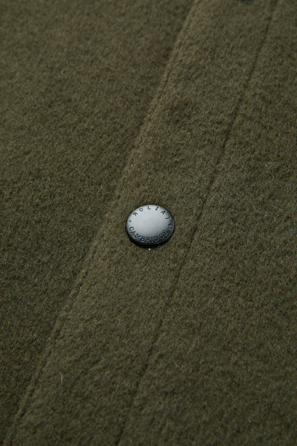 [MOVERE X ROLIAT] 핸드메이드 사파리 재킷은 가을과 겨울, 클래식한 스타일을 추구하는 당신을 위한 아우터입니다. 캐시미어 소재 특유의 부드러운 촉감과 두꺼운 두께감으로 따뜻함을 선사하며, 루즈핏 디자인이 편안한 착용감을 제공합니다. 카키와 올리브 두 가지 색상으로 출시되어 출근룩, 모임룩, 데이트룩 등 다양한 TPO에 활용 가능합니다. 무지 패턴에 핸드메이드, 포켓 디테일이 더해져 미니멀하면서도 시크한 스타일을 완성합니다. 스냅 버튼 여밈 방식으로 간편하게 착용할 수 있는 롱슬리브 사파리 코트입니다.
