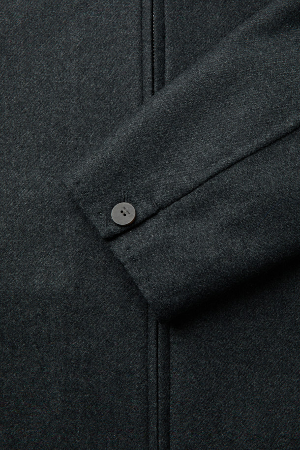 [MOVERE] 핸드메이드 블루종은 모던한 스타일을 추구하는 분들을 위한 겨울, 가을용 아우터입니다. 부드러운 촉감의 울 소재와 두꺼운 두께감으로 제작되어, 쌀쌀한 날씨에도 따뜻하게 착용할 수 있습니다. 루즈핏으로 편안한 착용감을 선사하며, 2-WAY 지퍼, 사이드 포켓, 스트링 디테일, 핸드메이드 봉제, 이중지 원단으로 고급스러움을 더했습니다. 출근룩, 모임룩, 데이트룩 등 다양한 TPO에 활용 가능한 블랙 색상의 클래식, 미니멀, 시크 스타일 블루종입니다.
