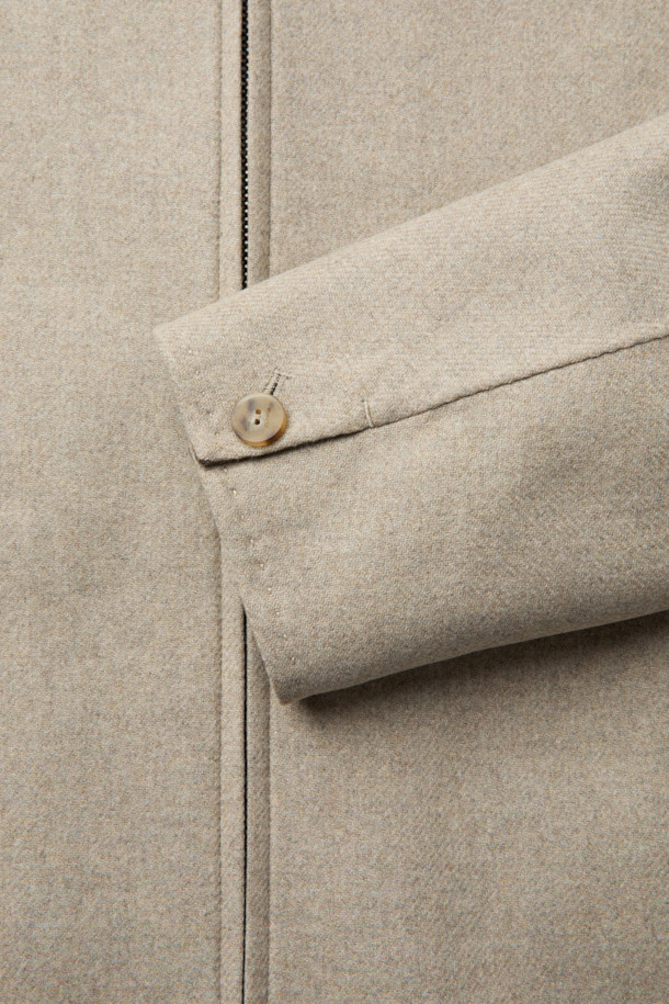 [MOVERE] 핸드메이드 블루종은 가을과 겨울, 당신의 스타일을 완성할 모던한 아우터입니다. 울 소재의 부드러운 촉감과 여유로운 핏으로 편안함을 선사하며, 이중지 원단으로 제작되어 보온성을 높였습니다. 2-WAY 지퍼, 사이드 포켓, 스트링 밑단 등의 디테일이 돋보이며, 핸드메이드 봉제로 고급스러움을 더했습니다. 출근룩, 비즈니스 캐주얼, 모임룩 등 다양한 TPO에 활용 가능하며, 클래식, 미니멀, 시크 스타일을 즐기는 분들에게 추천합니다.
