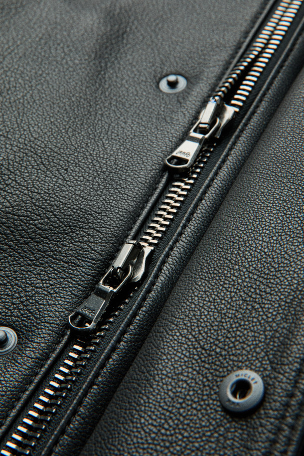 [MOVERE] 엠보 가죽 재킷은 염소가죽 소재로 제작되어 부드러운 촉감과 고급스러운 분위기를 선사합니다. 가을과 초겨울에 착용하기 좋은 이 재킷은 모던한 스타일을 추구하는 분들을 위한 아이템입니다. 엠보 가공, 사선 포켓, 플랩 포켓, 밑단 스트링, 입체적 실루엣 등의 디테일이 돋보이며, 람포 지퍼와 손 감침 봉제로 완성도를 높였습니다. 데이트룩, 모임룩, 출근룩 등 다양한 TPO에 활용 가능하며, 클래식, 미니멀, 시크한 스타일을 연출하기 좋습니다. 루즈핏의 블랙 컬러 블루종 스타일로, 편안하면서도 세련된 매력을 더합니다.
