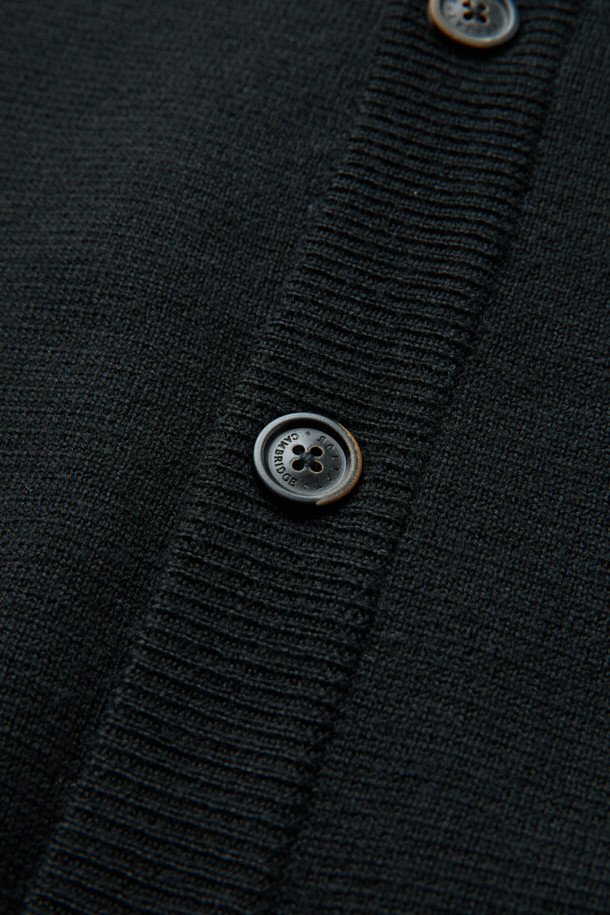 [MOVERE X ROLIAT] 라운드넥 가디건은 가을, 겨울 시즌에 어울리는 블랙 컬러의 울 소재 가디건입니다. 미니멀하고 베이직한 스타일로, 루즈핏 또는 세미루즈핏으로 편안하게 착용 가능합니다. 라운드넥 디자인에 긴소매 기장이며, 두꺼운 두께감으로 따뜻함을 더합니다. 밀라노 조직 짜임과 테일러링 구조로 제작되어 아우터 또는 이너로 활용 가능하며, 출근룩으로도 손색없습니다. 가슴둘레는 116cm입니다.
