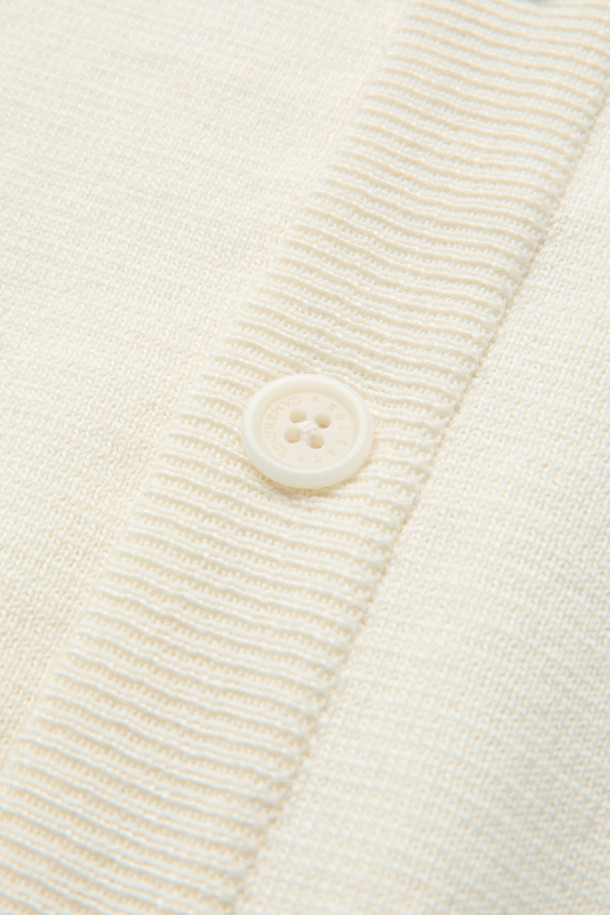 [MOVERE X ROLIAT] 라운드넥 가디건은 가을, 겨울 시즌을 위한 베이직하고 미니멀한 스타일의 상의입니다. 아이보리, 화이트 두 가지 색상으로 출시되었으며, 밀라노 조직으로 제작되어 탄탄한 촉감을 자랑합니다. 두꺼운 두께감과 세미루즈핏으로 편안한 착용감을 선사하며, 출근룩, 모임룩, 데이트룩 등 다양한 TPO에 활용 가능합니다. 울 소재의 긴소매 라운드넥 가디건으로, 클래식, 미니멀, 시크 스타일을 연출하기 좋습니다. 높은 밀도와 테일러링 구조로 완성도를 높였습니다.
