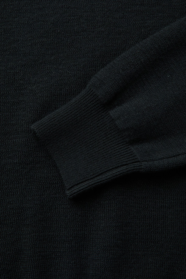 [MOVERE X ROLIAT] 모크넥 스웨터는 가을과 겨울, 일상에서 클래식하고 미니멀한 스타일을 연출하기 좋은 상의입니다. 블랙 컬러의 레귤러핏으로, 울 소재에 밀라노 조직으로 제작되어 탄탄한 촉감과 높은 밀도를 자랑합니다. 모크넥과 헨리넥 디자인으로 다양한 연출이 가능하며, 110cm의 가슴둘레를 가지고 있습니다. 출근룩, 모임룩, 데이트룩 등 폭넓은 TPO에 시크하게 매치할 수 있는 아이템입니다. 긴소매의 두꺼운 스웨터로, 스타일리시하면서도 따뜻하게 착용할 수 있습니다.
