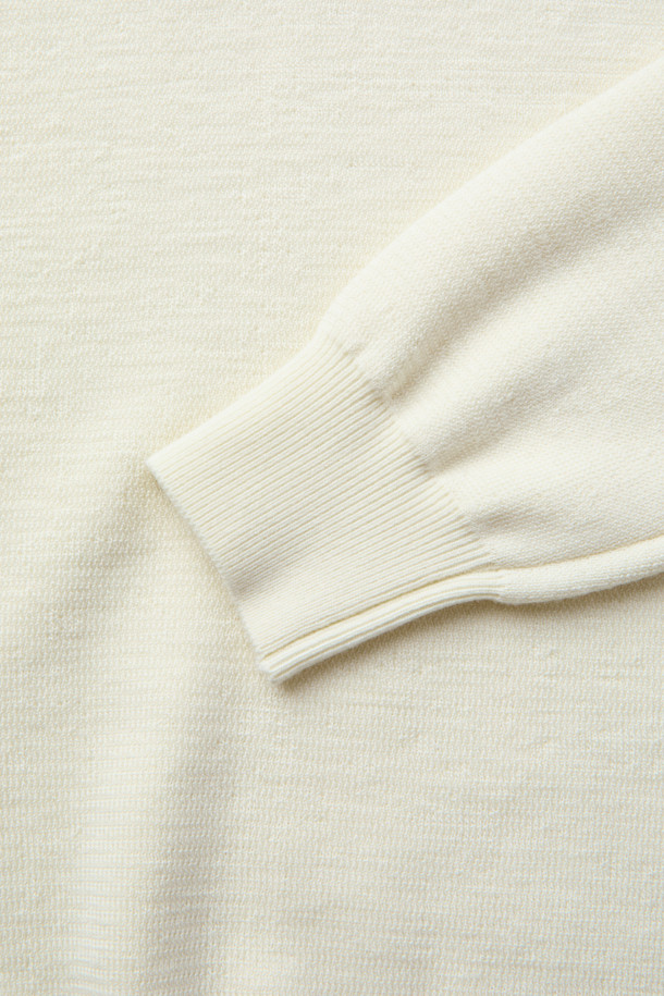 [MOVERE X ROLIAT] 모크넥 스웨터는 가을과 겨울, 출근룩, 오피스룩, 모임룩에 어울리는 클래식하고 미니멀한 스타일의 상의입니다. 밀라노 조직으로 제작되어 탄탄한 촉감을 자랑하며, 울 100% 소재로 보온성을 높였습니다. 헨리넥 디자인을 기반으로 한 모크넥 스타일이며, 레귤러 핏과 긴 소매 기장으로 세련된 핏을 연출합니다. 가슴둘레 110cm이며, 두께감 있는 화이트 컬러의 무지 스웨터입니다.
