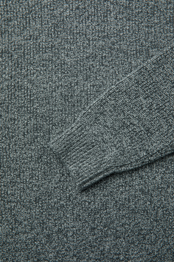 [MOVERE] 싱글 터틀 스웨터는 가을과 겨울, 일상에서 미니멀하고 클래식한 스타일을 연출하기 좋은 상의입니다. 부드러운 울 90%와 캐시미어 10% 혼방 소재로 제작되어 포근하고 고급스러운 촉감을 선사합니다. 오버핏과 루즈핏으로 편안한 착용감을 제공하며, 볼륨감 있는 골지 조직과 드롭 숄더 디자인이 특징입니다. 터틀넥 디자인과 긴 소매 기장으로 보온성을 높였으며, 하단 불박 라벨로 포인트를 더했습니다. 그레이 컬러로 어떤 옷에도 쉽게 매치할 수 있어 활용도가 높습니다.
