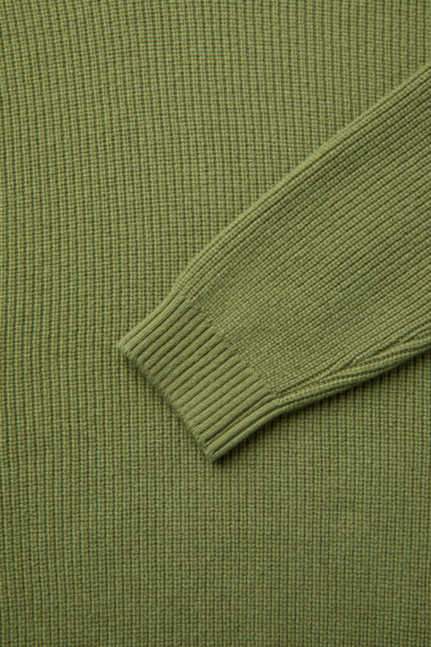 [MOVERE] 싱글 터틀 스웨터는 울 90%, 캐시미어 10% 혼방 소재로 제작되어 부드러운 촉감과 뛰어난 보온성을 제공합니다. 톤 다운된 올리브 그린 컬러와 미니멀한 디자인은 어떤 스타일에도 잘 어울리며, 가을, 겨울 시즌 데일리룩과 모임룩에 활용하기 좋습니다. 오버핏 실루엣과 볼륨감 있는 골지 조직, 드롭 숄더 디테일이 편안하고 세련된 분위기를 연출합니다. 하단 불박 라벨 포인트로 [MOVERE]만의 감성을 더했으며, 긴 소매 기장과 두꺼운 두께감으로 따뜻하게 착용할 수 있습니다.
