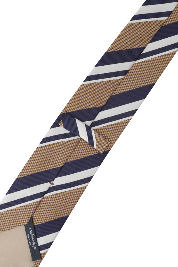 STEFANO BIGI(스테파노 비기) 세나 실크 스트라이프 타이는 남성용 넥타이로, 클래식한 스타일을 연출합니다. 네이비, 베이지, 화이트 세 가지 색상으로 구성되어 있으며, 부드러운 실크 소재로 제작되었습니다. 레지멘탈 스트라이프 패턴과 끝단 로고 자수가 디자인의 특징이며, 오피스룩, 비즈니스 캐주얼, 출근룩 등 다양한 TPO에 활용 가능합니다. 미니멀하면서도 세련된 스타일을 완성하는 아이템입니다.
